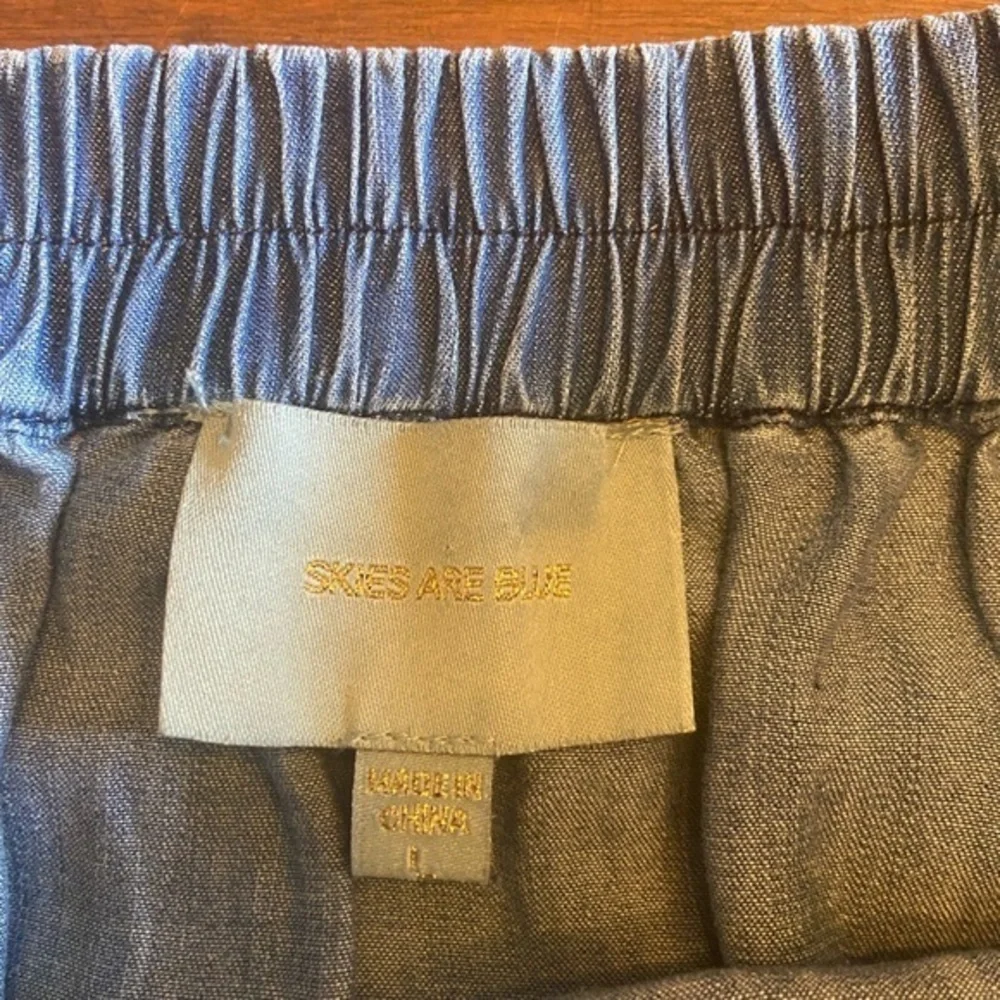 Woman’s chambray size‎ large with ruffle, short skirt